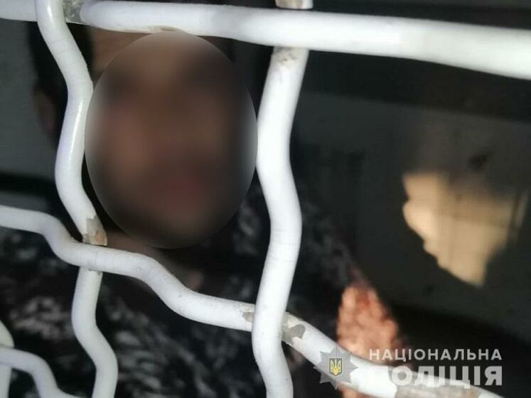 У Київській області чоловік уночі заліз у чужий будинок, порізав одну дитину і зламав ніс іншій