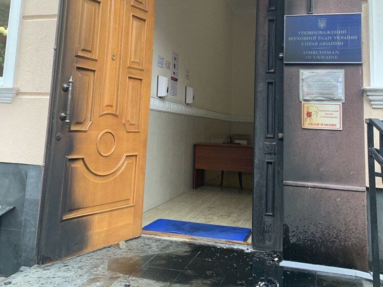 У будівлю офісу омбудсмена в Києві кинули "коктейль Молотова", підозрюваного затримано