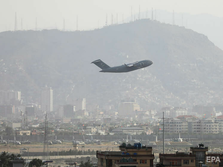 Вибухи в Кабулі. У США підозрюють у причетності ІДІЛ, "Талібан" засудив напад на території, за "яку відповідають США"
