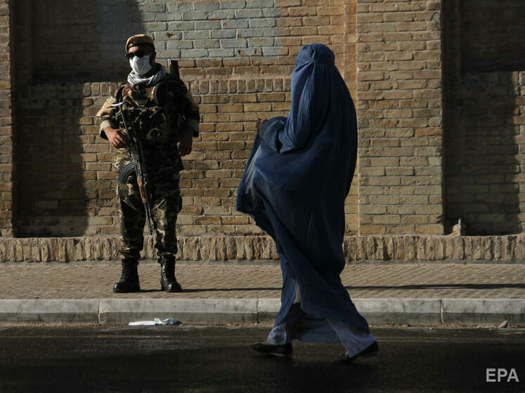 "Не обучены обращаться с женщинами". Талибы призвали афганских женщин оставаться дома