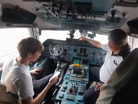 Командир самолета Дмитрий Антонов (справа) показал кабину знаменитого самолета