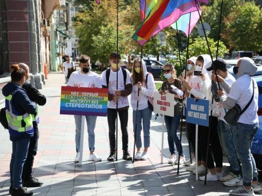 Представники ЛГБТ-спільноти провели акцію під НБУ на захист Бевза