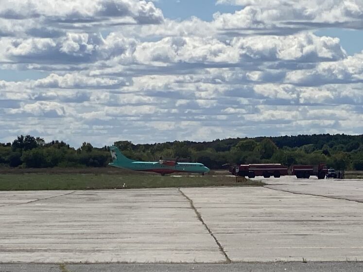 Самолет с нардепами от ОПЗЖ сел в аэропорту Полтавы, им не разрешили покинуть борт