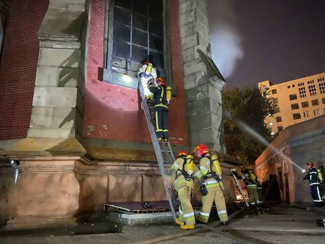 Предварительно жертв и пострадавших в результате пожара в костеле нет, отметили в ГСЧС
