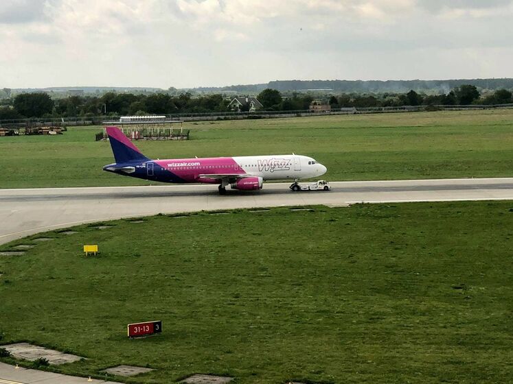 Самолет Wizz Air получил сигнал "тревога" из-за проблем с передней стойкой шасси. Пилоты совершили посадку во Львове