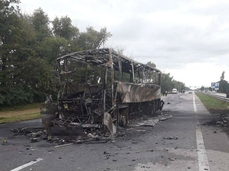 У Житомирській області автобус зіткнувся з автовозом і загорівся. Є загиблий і постраждалі