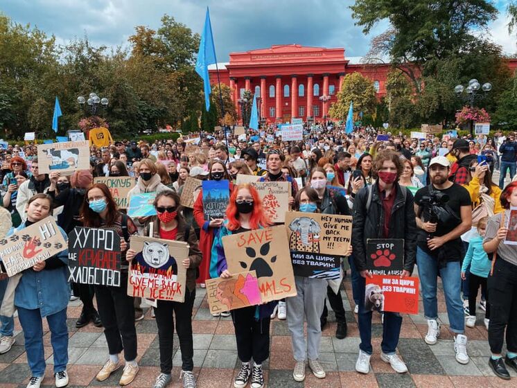 Всеукраїнський марш за права тварин. Демонстрація відбувається у 30 містах України та на станції "Академік Вернадський"
