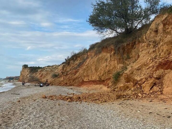 В аннексированном Крыму на пляж сошел оползень, отдыхающих засыпало землей и камнями