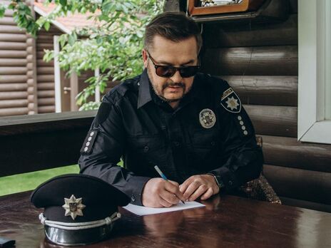 Співак Олександр Пономарьов у ролі поліцейського, оформляє протокол