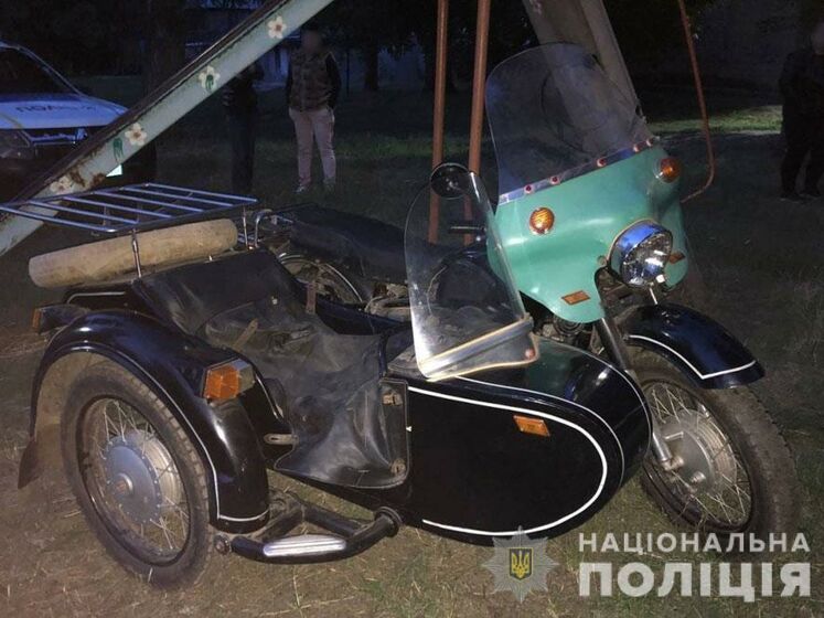 В Донецкой области пьяный мотоциклист попытался заехать на детскую горку и сбил двух детей – полиция