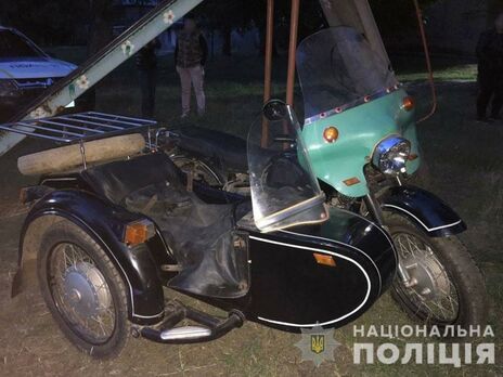 В Донецкой области пьяный мотоциклист попытался заехать на детскую горку и сбил двух детей – полиция