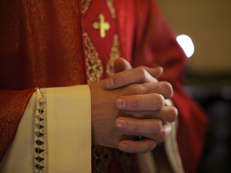 В Іспанії єпископ зрікся сану заради письменниці еротичних романів із сатанинськими мотивами