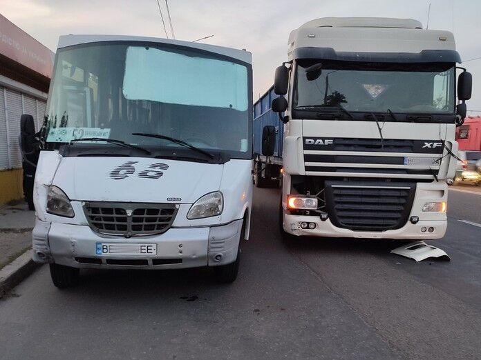 У Миколаєві стався конфлікт між водієм фури та пасажирами маршрутки, постраждало чотири людини. Відео