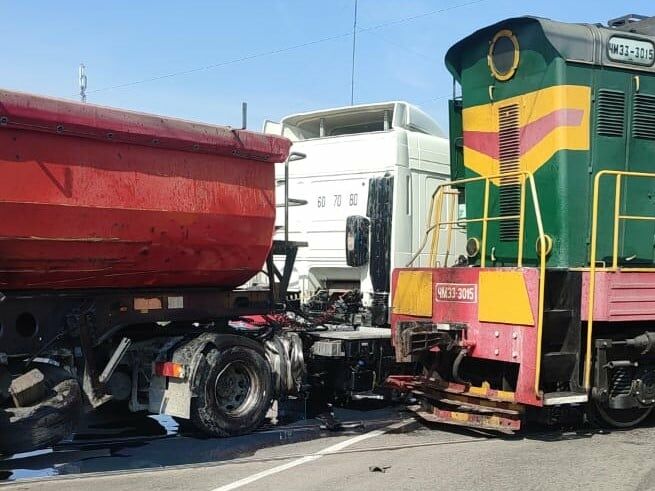 У Київській області на залізничному переїзді зіткнулися локомотив і вантажівка