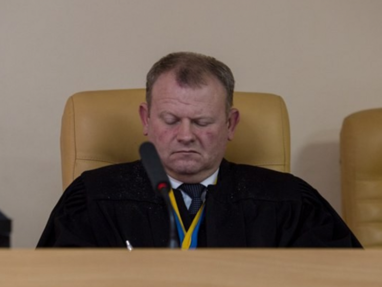 У Київській області виявили мертвим суддю Печерського райсуду. ЗМІ пишуть, що він розпивав алкоголь зі знайомими