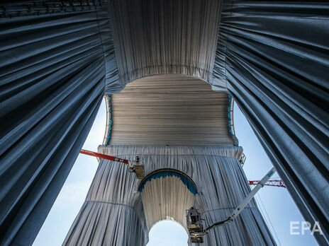 В Париже Триумфальную арку обтянули тканью в дань памяти художнику, проект обошелся в €14 млн. Фоторепортаж