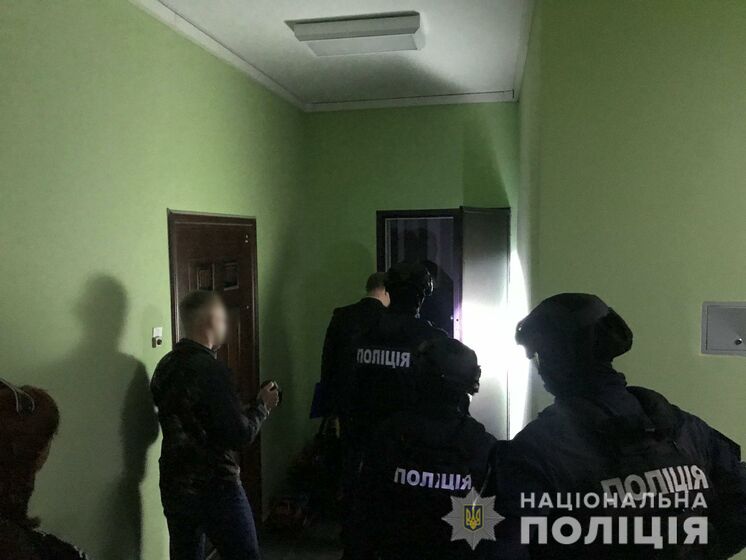 В Україні угруповання публікувало фейкові новини про політиків, а за гроші видаляло – поліція