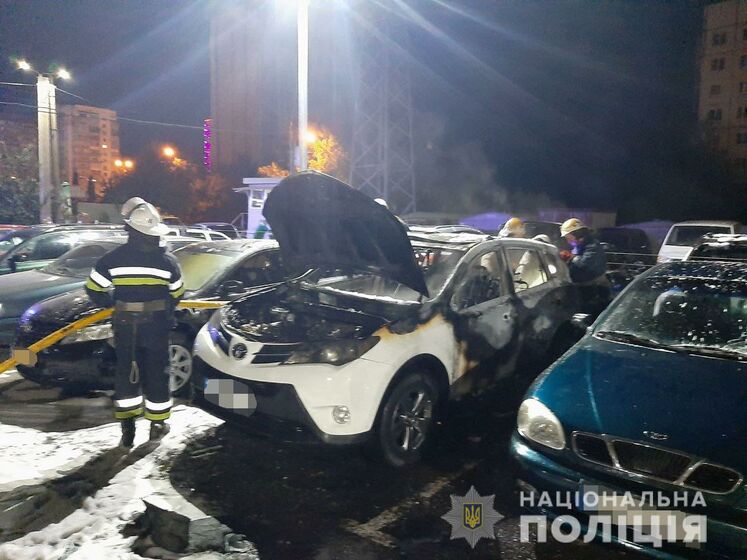 В Харькове ночью горели шесть авто. В соцсетях пишут, что одно из них принадлежит начальнику отдела полиции