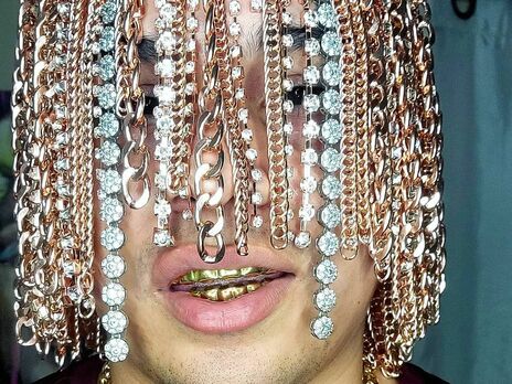 Мексиканський репер Dan Sur імплантував у голову золоті ланцюги замість волосся