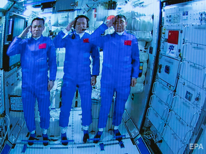 На Землю повернулося троє космонавтів, які збирали китайську космічну станцію