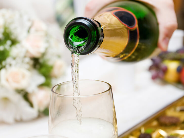 Французькі виробники шампанського погодилися на вимогу РФ називати його "ігристим" і відновили постачання – The Times