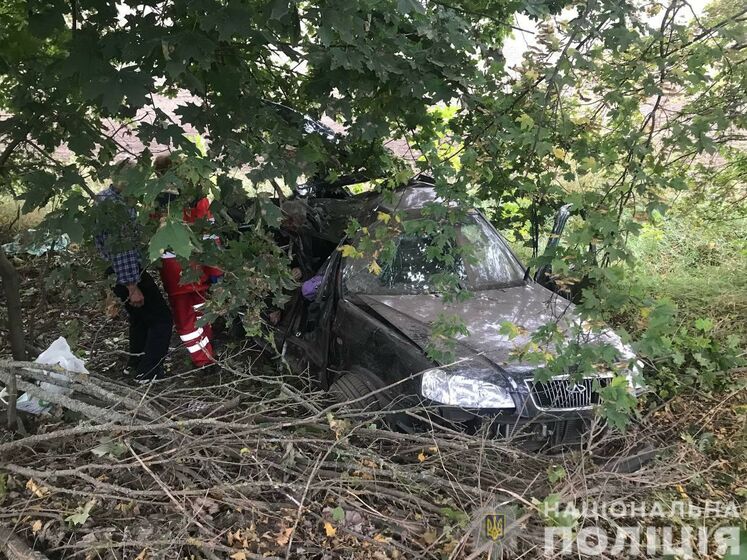 У Київській області автомобіль врізався в дерево, одна з пасажирок опинилася в багажнику – поліція