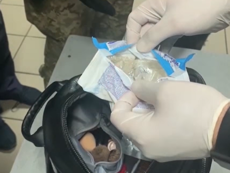 Коноплю россиянка прятала в упаковке влажных салфеток