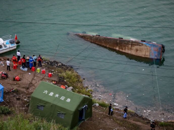 В Китае перевернулось судно с туристами, погибло не менее девяти человек