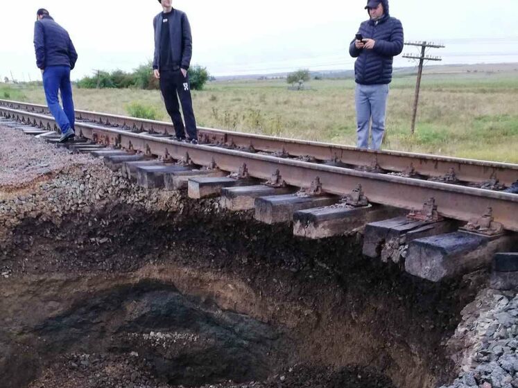 У Чернівецькій області знову просів ґрунт під залізничними коліями. Поїзди курсуватимуть із затримками