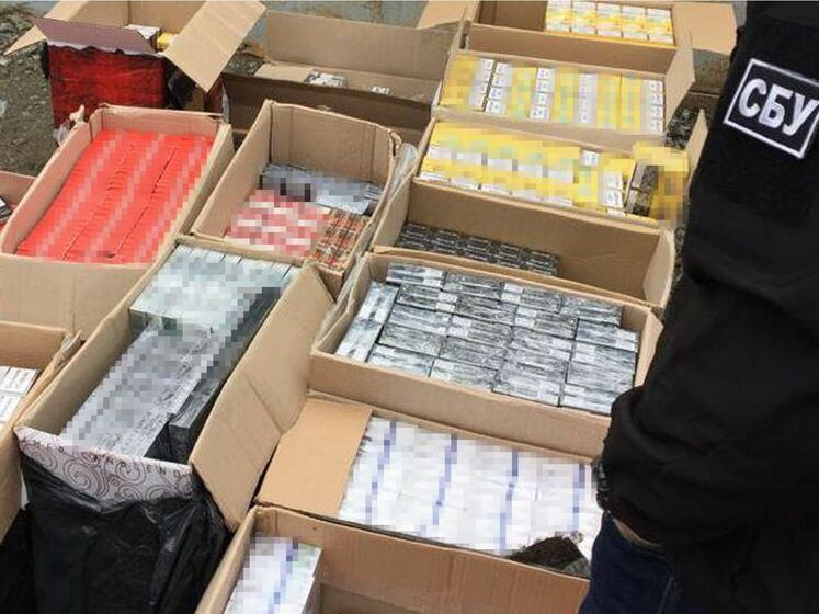 СБУ заявила, що заблокувала масштабний канал реалізації контрафактних сигарет. Їх збували практично в усіх регіонах України