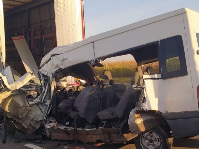В Венгрии микроавтобус столкнулся с грузовиком. СМИ пишут об одном погибшем украинце