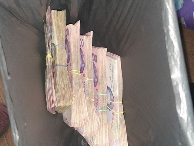 У Бердянську жінка виявила у смітнику пакет із грошима та повернула його власнику. Він дав 100 грн на знак подяки