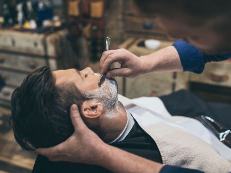 Під час першого перебування при владі таліби заборонили пишні зачіски й наполягали, щоб чоловіки відрощували бороди