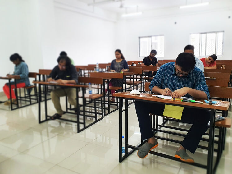 В индийском штате ограничили интернет на время экзамена, чтобы поступающие не списывали