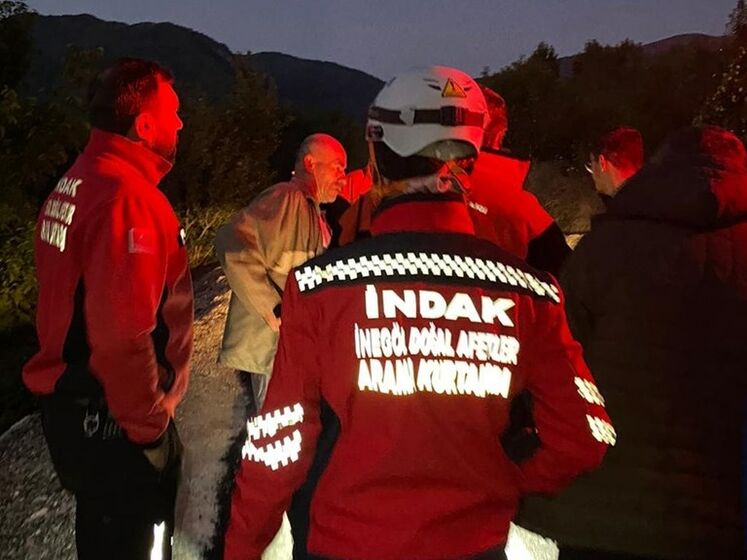 У Туреччині п'яний чоловік шукав себе у лісі з рятувальниками