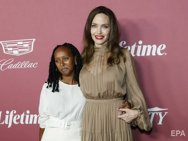 Джолі з'явилася на церемонії вручення премії Power of Women разом із донькою Захарою