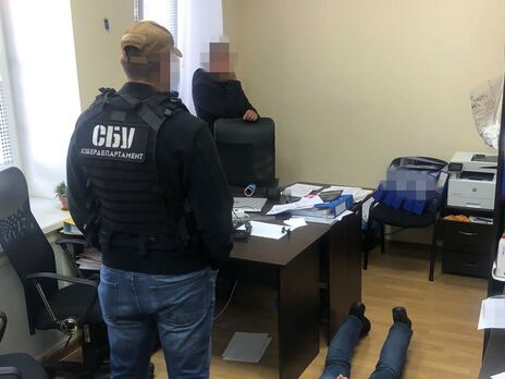 Правоохранители задержали двух злоумышленников во время получения 210 тыс. грн