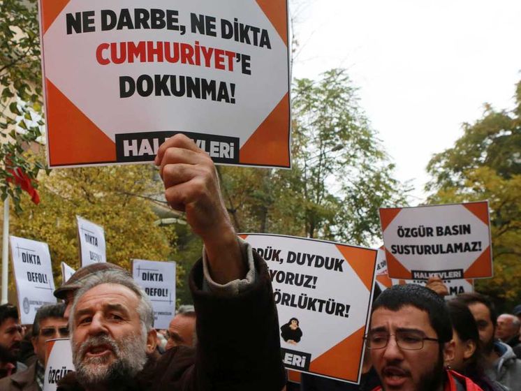 В Турции арестовано девять сотрудников оппозиционной газеты