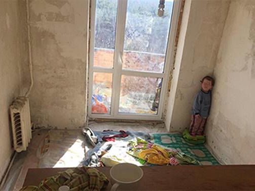В киевском наркопритоне нашли ребенка, который спал на коврике на полу и получал еду через проем в стене