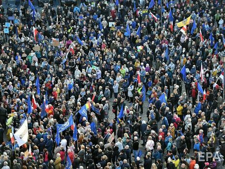 У Польщі провели масові мітинги проти ймовірного виходу країни з Євросоюзу. Фоторепортаж