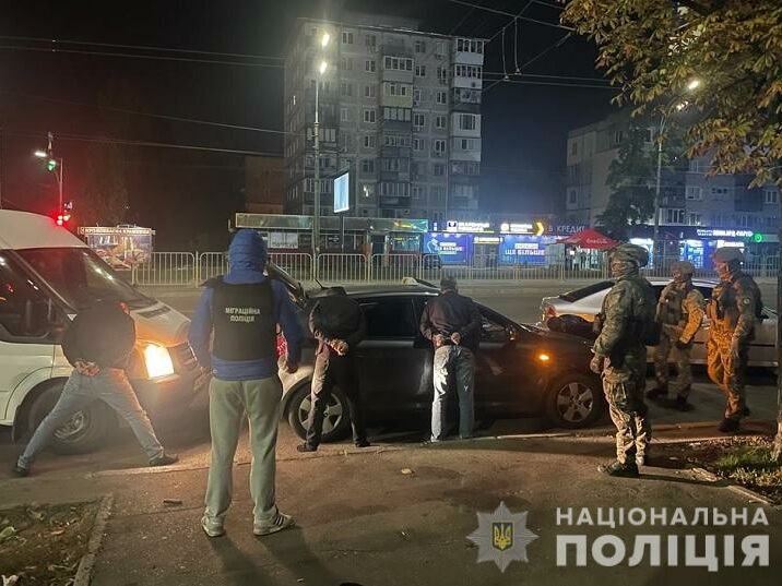 В Киеве задержали группу людей, которые "обпаивали" граждан и обворовывали их. Один из потерпевших умер – полиция