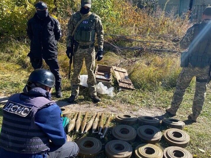 Поруч з автомобільною трасою в Луганській області виявили схованку бойовиків із мінами. У СБУ заявили про запобігання диверсії