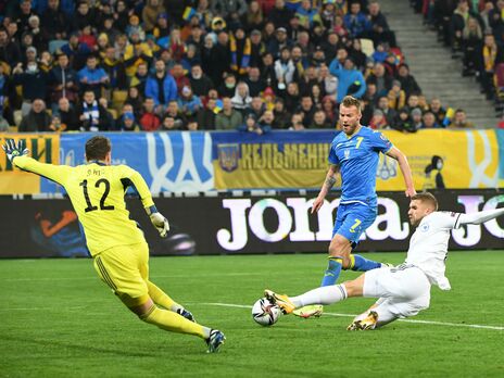 Ярмоленко (у синій формі) відкрив рахунок на 15-й хвилині матчу