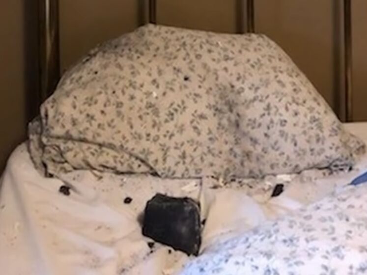 В Канаде метеорит попал в частный дом. Он пробил крышу и приземлился в спальне. Видео