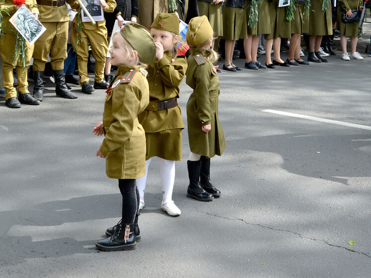 Дітей в окупованому Криму з молодших класів виховують із військовим ухилом і навчають поводитися з важким озброєнням – прокуратура