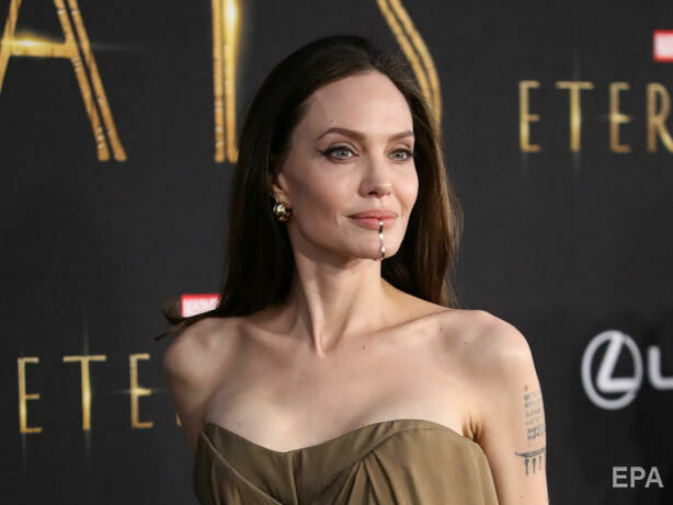 Джоли пришла на премьеру фильма 