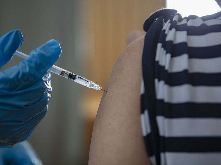 Ізраїльський лікар: У пік пандемії потрібно вакцинувати не лише на вокзалах, а й у кожному кіоску