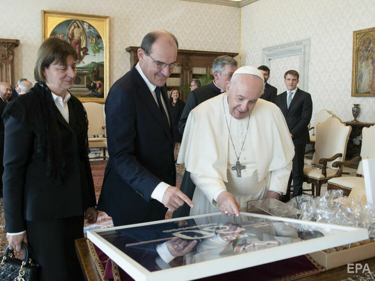 "Радий, що ти не зазнався". Папа Франциск подякував Мессі за футболку ПСЖ з автографом