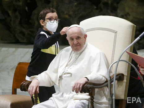 10-летний мальчик прервал аудиенцию папы римского, чтобы получить головной убор понтифика. Видео