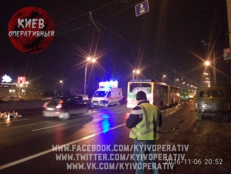 Мальчик, который с отцом перебегал через проспект в Киеве, умер в больнице